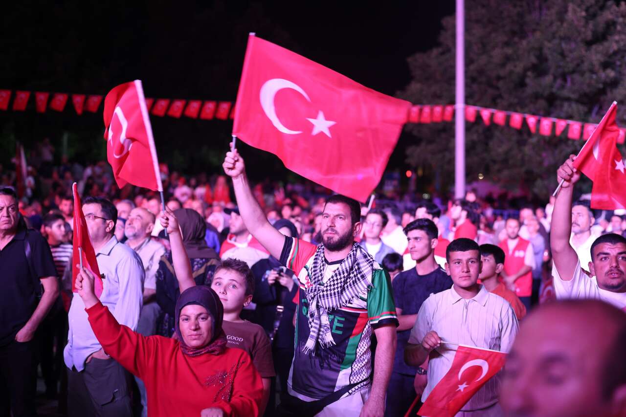 Konya'da 15 Temmuz gecesi! Kılıçarslan Meydanı'na insan seli 28